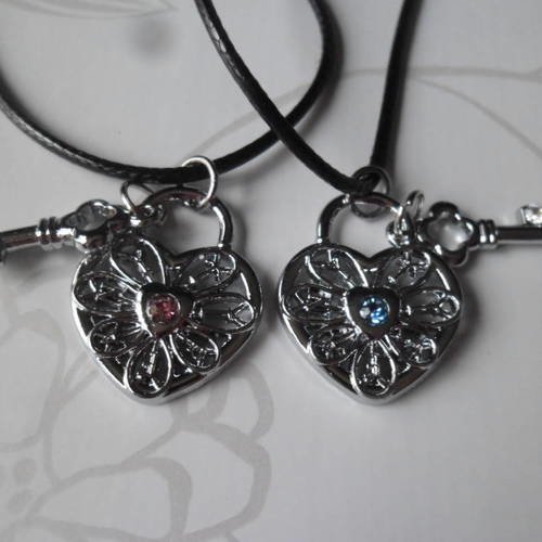 X 2 colliers cordon cuir noir+pendentifs coeur strass bleu,rose/clé métal argenté 94 cm 