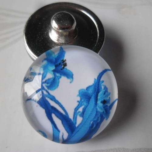 X 1 bouton pression(bijou)rond verre dome motif fleur lys bleu métal argenté 18 mm  n°2 