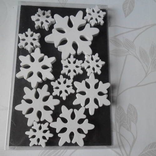 X 1 boite de 12 embellissements bois blanc forme flocons de neige 6,9/5/3 cm 