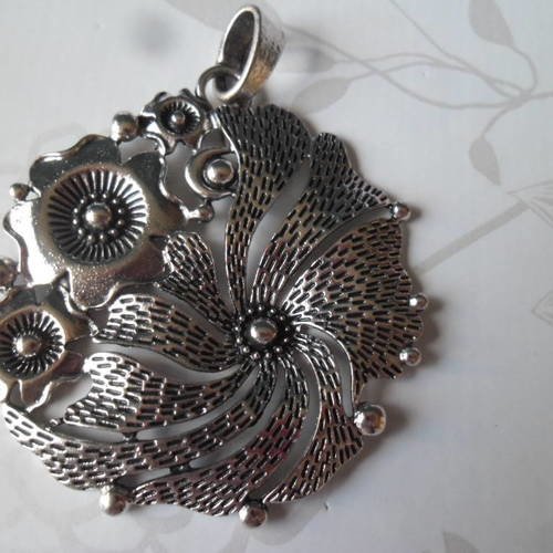X 1 grand pendentif motif fleur en métal argent vieilli 7,8 x 6,2 cm 