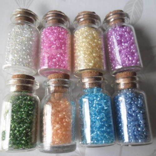 X 8 petits pots en verre perles de rocailles en verre multicolore 2 mm+1 bobine de fil 