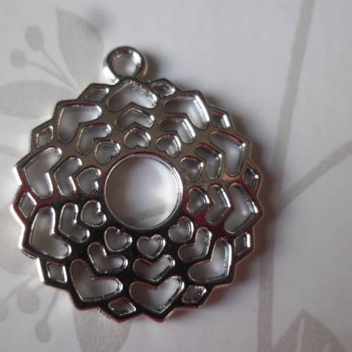 X 2 pendentifs/breloque forme fleur motif coeur argenté 3 x 2,6 cm 