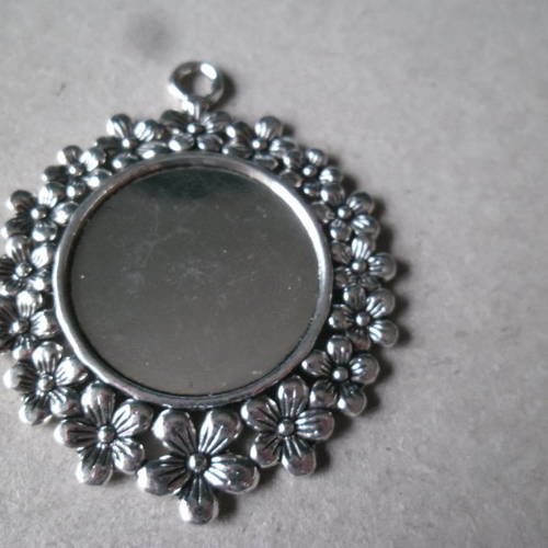 X 1 pendentif rond motif fleur support camée(25 mm)argent vieilli 5,2 x 4,2 cm 