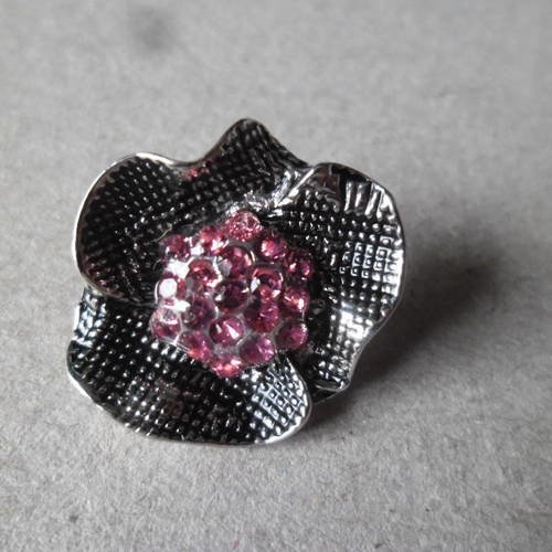 Bijou bouton pression métal argent : fleur avec strass rouge