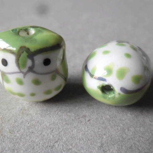 X 2 perles forme hiboux vert léger/blanc en céramique 18 x 15 x 13 mm 