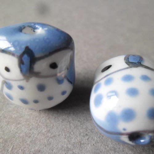 X 2 perles forme hiboux bleu ciel/blanc en céramique 18 x 15 x 13 mm 