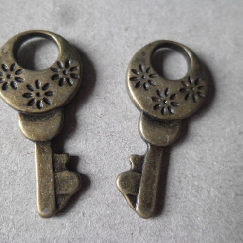 X 2 pendentifs/breloque clé/clef motif fleur couleur bronze 3 x 1,4 cm 