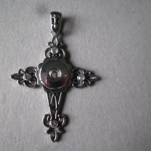 X 1 pendentif forme croix motif strass blanc pour bouton pression argenté 7,5 x 5 cm 