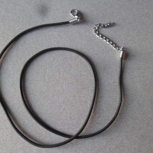 X 2 colliers cordon caoutchouc noir fermoir à mousqueton argenté 43 cm 