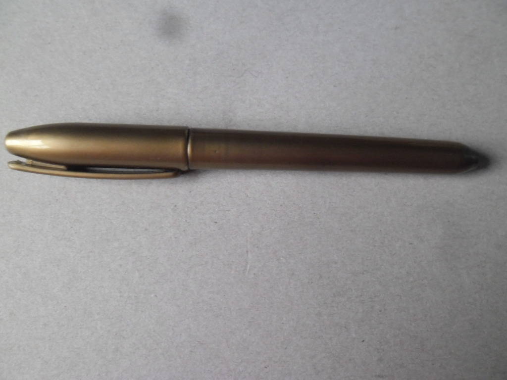 X 1 feutre métallique écriture doré 13,5 cm - Un grand marché