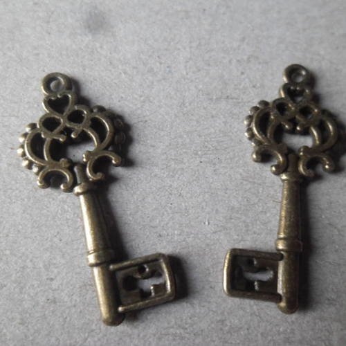 X 5 pendentifs/breloque forme clefs motif coeur  couleur bronze 23 x 13 mm 