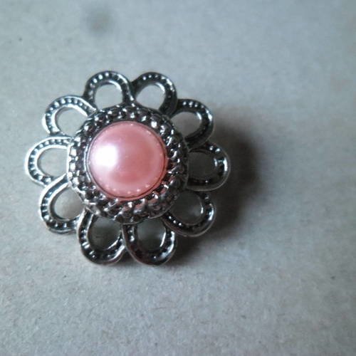 X 1 bouton pression forme fleur demi-perle rose satiné à motif argent vieilli 23 mm 