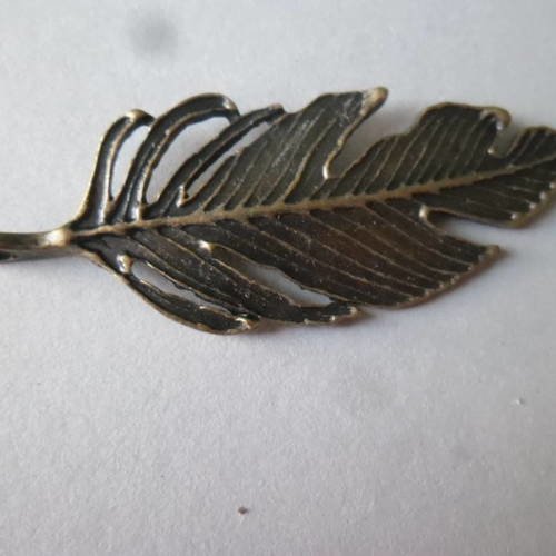 X 1 pendentif/breloque en forme de plume couleur bronze 6 x 2,4 cm 