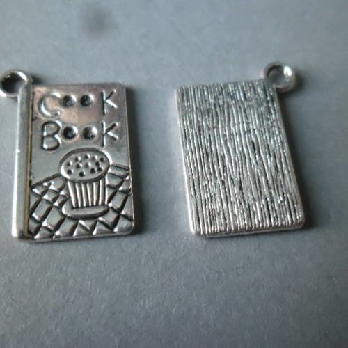 X 2 pendentifs/breloque forme cahier motif"cook book" argenté 20 x 15 mm 