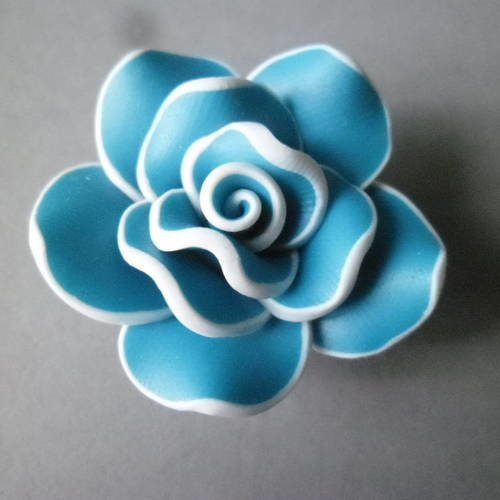 X 1 grosse perle forme fleur motif rose couleur bleu/blanc pâte polymère 30 x 18 mm 