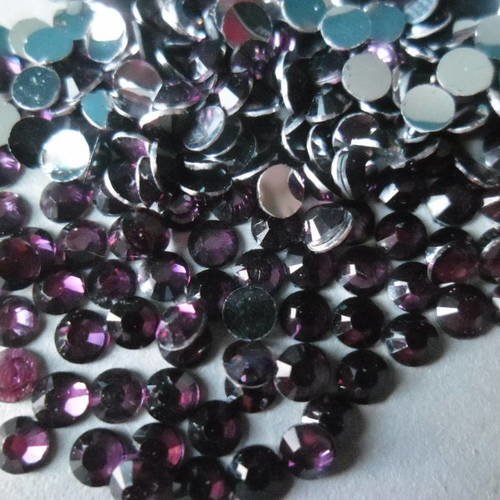 X 100 demi-perles strass facette violet foncé cristal à coller 4 mm 