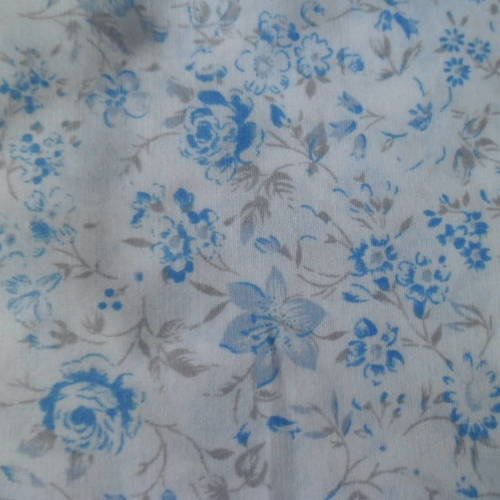 X 1 grand coupon de tissu patchwork fond blanc motif fleur ton bleu 100% coton 50 x 100 cm 