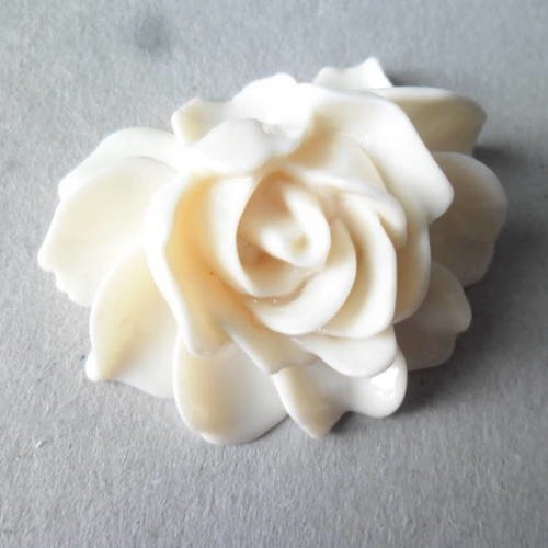 X 1 grande fleur blanche embellissement(cabochon)en résine 46 x 36 mm 