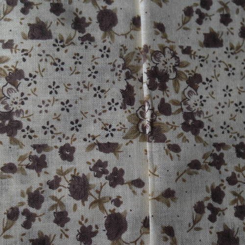 X 1 coupon de tissu patchwork fond beige motif fleur marron 100% coton 50 x 50 cm 