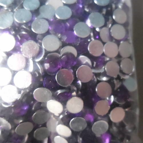 X 100 strass à coller de couleur violet de 4 mm de diamètre 