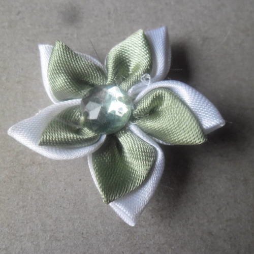 X 1 grande fleur double satin blanc,vert avec strass en verre vert +- 4 à 4,5 cm 
