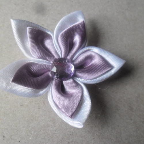 X 1 grande fleur double en satin blanc,violet avec strass violet en verre +- 5-5,5 cm 