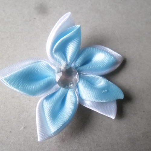 X 1 grande fleur double satin blanc,bleu avec strass blanc en verre +- 5-5,5 cm 