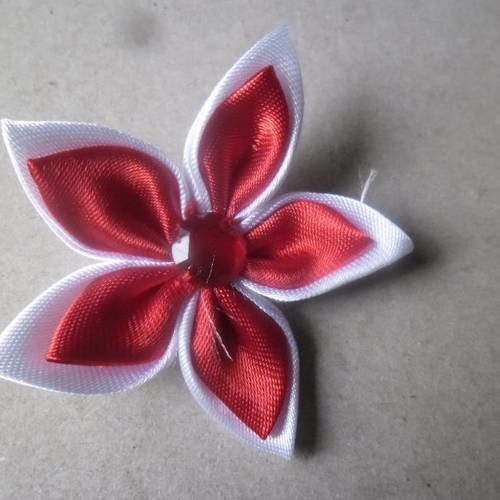X 1 grande fleur double satin blanche,rouge avec strass rouge en verre +- 5 à 5,5 cm 