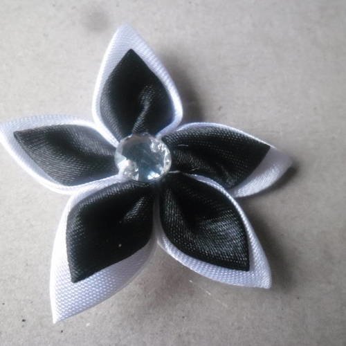 X 1 grande fleur double en satin blanc,noir avec strass blanc en verre 5-5,5 cm 