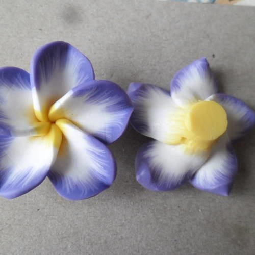 X 1 grande perle en forme de fleur pâte polymère blanche contour violet 3,7 x 3,6 cm 