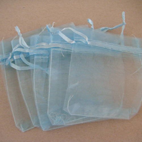 X 10 sachets/pochettes  cadeau organza de couleur bleu satiné 9 x 7 cm 