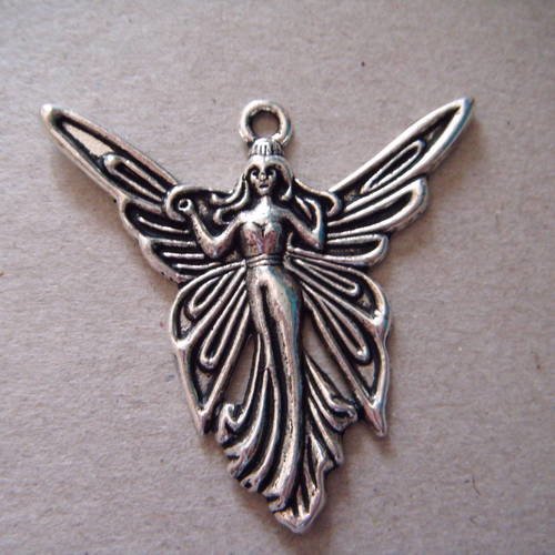 X 1 pendentif représentant un belle fée argenté 38 x 38 mm 