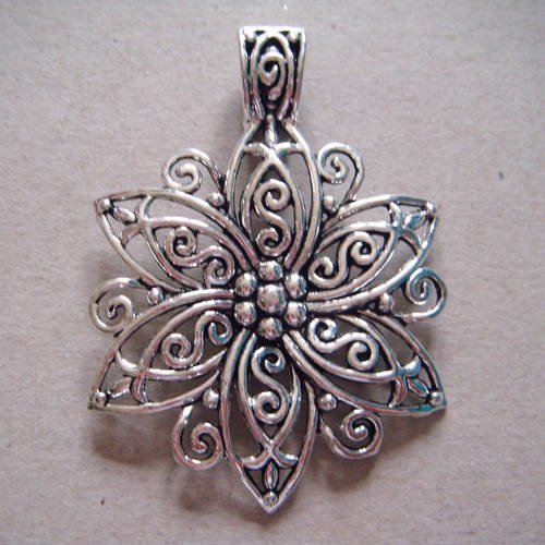 X 1 pendentif breloque fleur ajouré métal argenté 6,6 x 4,8 cm 