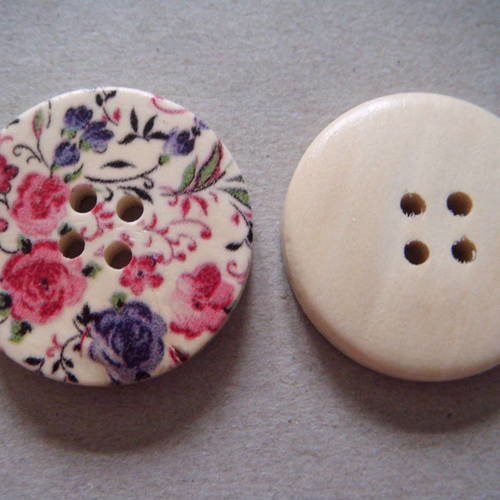 X 1 magnifique bouton en bois peint fond beige motif fleur rose à 4 trous 30 mm 