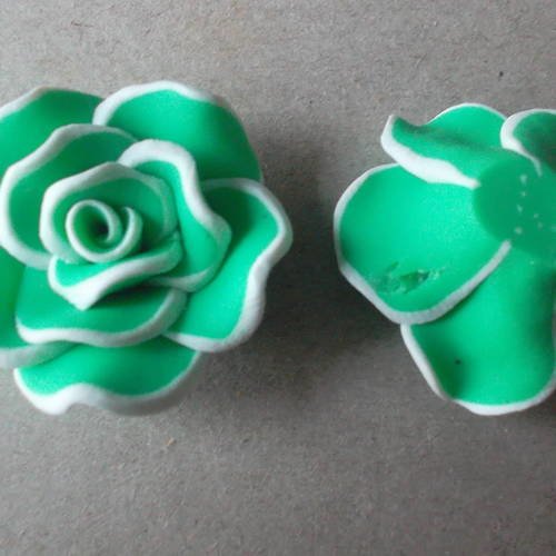 X 2 grosses perles en forme de fleur verte,blanche pâte polymère 30 x 18 mm 
