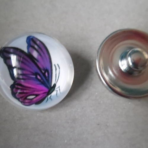 X 1 boutons pression de métal,cabochon circulaire"papillon"verre tons violet,fond blanc argenté 