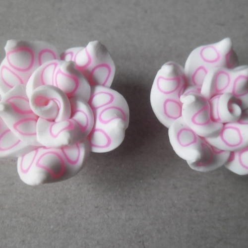 X 2 fleurs rose couleur blanche motif rose en pâte polymère 25 x 14 mm 