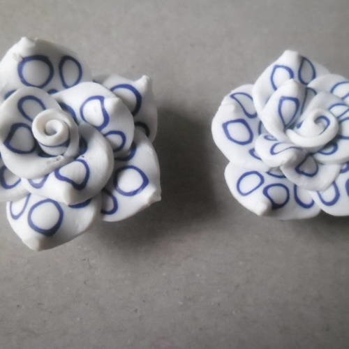 X 2 perles fleur rose blanche motif bleu pâte polymère 25 x 14 mm 
