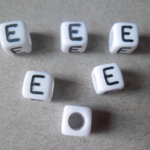 X 100 perles cube intercalaire acrylique lettre" e" blanc 6 x 6 mm 