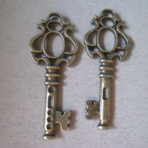 X 3 pendentifs/breloque clé clef en métal couleur bronze 4,4 x 1,7 cm 