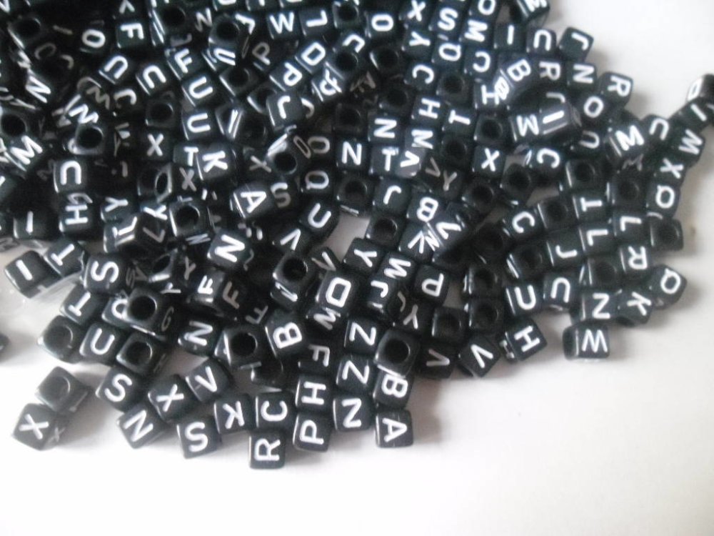 Perles acrylique cubes noirs 6mm lettres alphabet 500 pièces