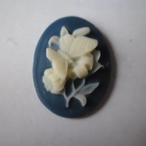 2 camée fleurs papillon beige sur fond bleu résine ovale  29 x 22 mm