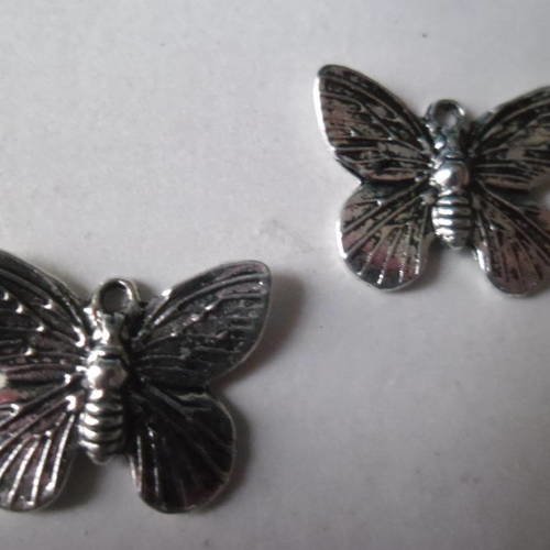 2 pendentifs charms papillons en métal argenté 18 x 15 mm