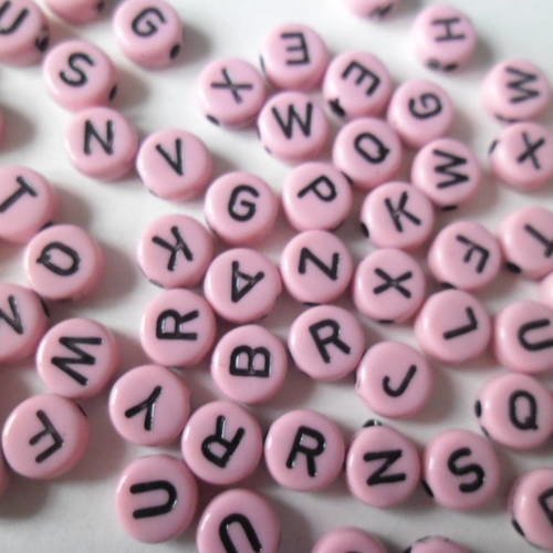 100 mixte perles ronde charms alphabet en acrylique rose lettre noir 7 mm