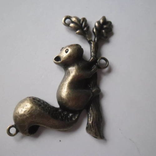 1 connecteur charms écureuil sur sa branche bronze 5,7 x 4 cm