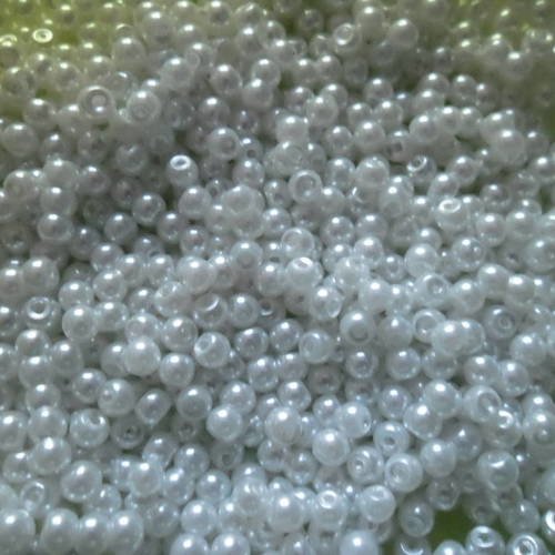 20 perles ronde de 4 mm en verre couleur blanc nacré