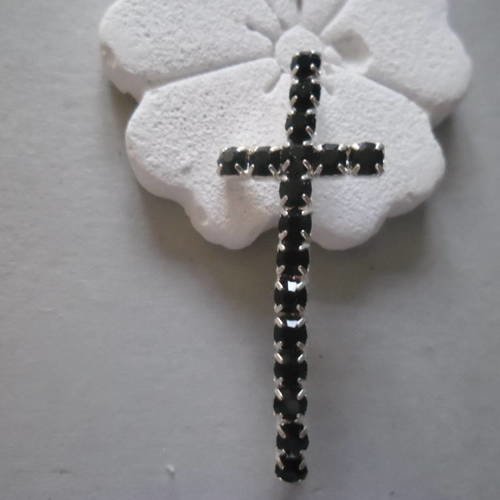 Connecteur croix strass noir argenté courbé  trou central 35 x 15 mm 