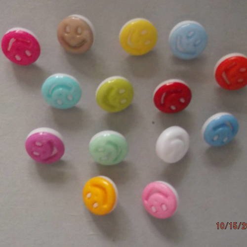 Lot mixte de 10 boutons visage souriant acrylique 13 mm 