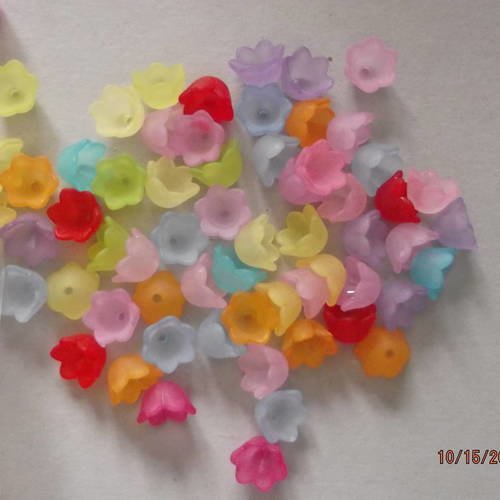 30 mixte coupelles fleur lys  pour perle acrylique 10 x 7 mm 