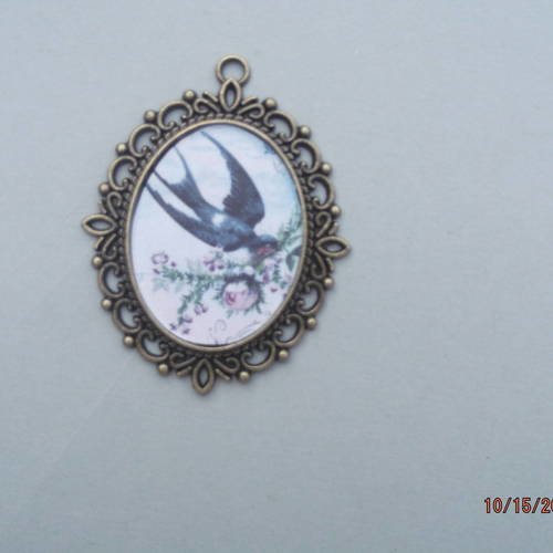 Pendentif hirondelle bronze surmonté d'un cabochon  6,2 x 4,8 